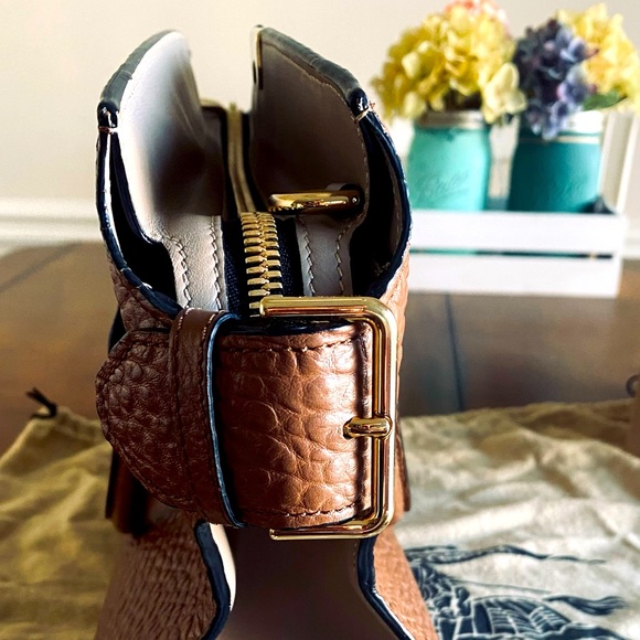 Burberry Cross Body. - Picture 6 of 10